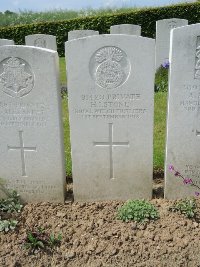 Bagneux British Cemetery Gezaincourt - Stone, H I