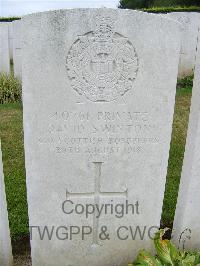 Bagneux British Cemetery Gezaincourt - Swinton, David