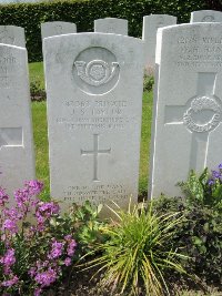 Bagneux British Cemetery Gezaincourt - Taylor, Joe Sykes