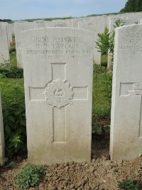 Bagneux British Cemetery Gezaincourt - Taylor, R F