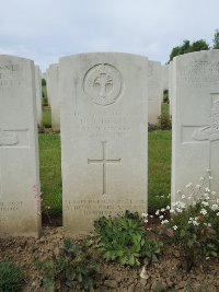 Bagneux British Cemetery Gezaincourt - Thomas, H