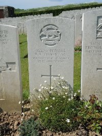 Bagneux British Cemetery Gezaincourt - Thornton, B R