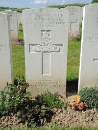 Bagneux British Cemetery Gezaincourt - Threlfall, L H