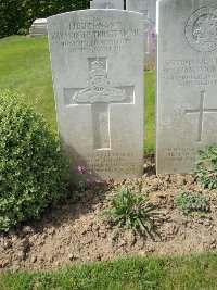 Bagneux British Cemetery Gezaincourt - Trustram, Raymond Prince