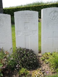 Bagneux British Cemetery Gezaincourt - Warwick, J C