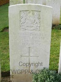 Bagneux British Cemetery Gezaincourt - Whitehouse, T