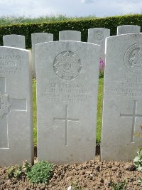 Bagneux British Cemetery Gezaincourt - Woodburn, Leonard Holt