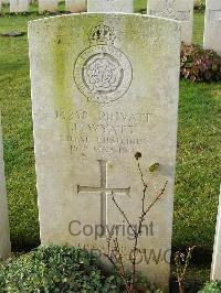 Bagneux British Cemetery Gezaincourt - Wyatt, J