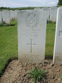 Bagneux British Cemetery Gezaincourt - Young, E C