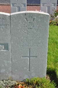 Vimy Communal Cemetery Farbus - Moss, T J