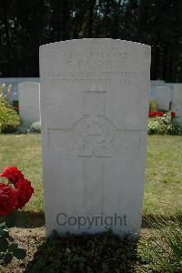 Hyde Park Corner (Royal Berks) Cemetery - Fannon, S