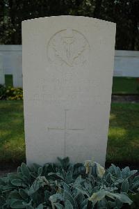 Hyde Park Corner (Royal Berks) Cemetery - Fowles, P