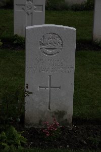 Hyde Park Corner (Royal Berks) Cemetery - Giles, Frederick William