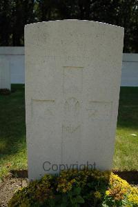 Hyde Park Corner (Royal Berks) Cemetery - Grant, J