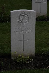 Hyde Park Corner (Royal Berks) Cemetery - Leach, E W V