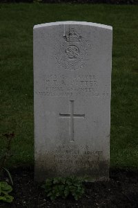 Hyde Park Corner (Royal Berks) Cemetery - Potter, F T A