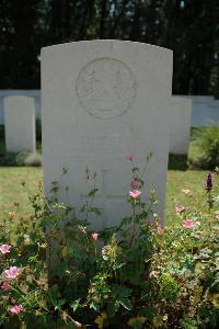 Hyde Park Corner (Royal Berks) Cemetery - Robertson, W