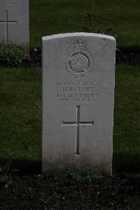 Hyde Park Corner (Royal Berks) Cemetery - Toft, H R