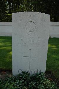 Hyde Park Corner (Royal Berks) Cemetery - Tucker, Reginald