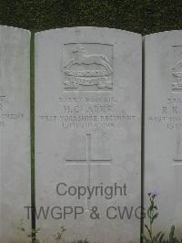 Authuile Military Cemetery - Clarke, H