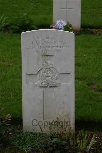 Authuile Military Cemetery - Clavering, J