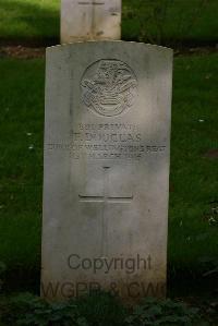 Authuile Military Cemetery - Douglas, F