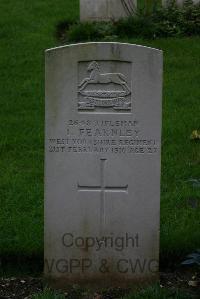 Authuile Military Cemetery - Fearnley, L