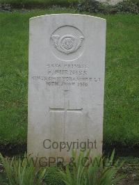 Authuile Military Cemetery - Furniss, F