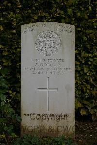 Authuile Military Cemetery - Gordon, S