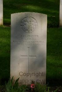 Authuile Military Cemetery - Lynas, F