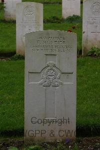 Authuile Military Cemetery - Montier, Frederick