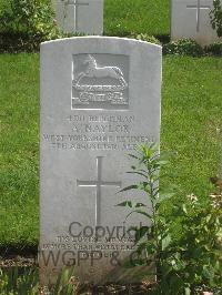 Authuile Military Cemetery - Naylor, Arthur