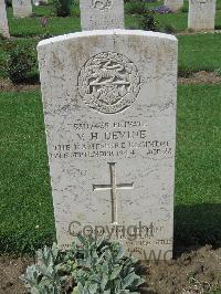 Coriano Ridge War Cemetery - Devine, Victor Herbert