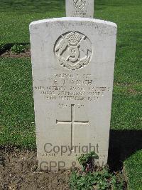 Coriano Ridge War Cemetery - Winch, Eric James