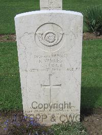 Coriano Ridge War Cemetery - Wyles, Frank