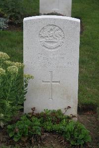 Hanover War Cemetery - Bennett, Leonard