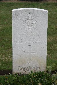 Hanover War Cemetery - Cummins, Richard Charles Luke