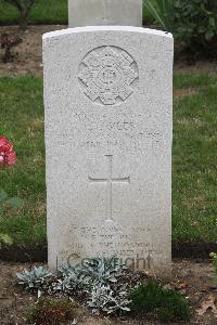 Hanover War Cemetery - Giles, Cyril Thomas