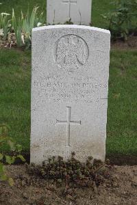 Hanover War Cemetery - Hamilton-Peters, Derek Earle