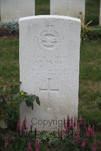 Hanover War Cemetery - Hennis, John William