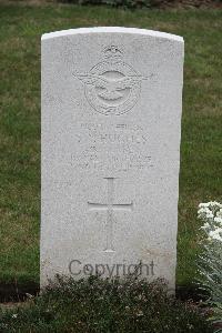 Hanover War Cemetery - Hughes, Squire Ronald