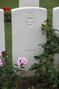 Hanover War Cemetery - Hunt, Kenneth Edward