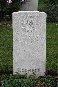 Hanover War Cemetery - Larner, Donald Curtis