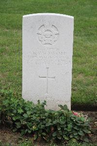 Hanover War Cemetery - MacDonald, Colin Bruce