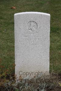 Hanover War Cemetery - Meyer, S F