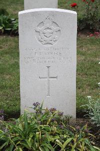 Hanover War Cemetery - Moore, Ernest Roy