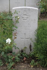 Hanover War Cemetery - Moore, William English