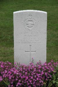 Hanover War Cemetery - Nixon, George