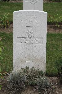 Hanover War Cemetery - Perry, Walter Stanley