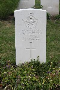 Hanover War Cemetery - Reeves, Kenneth Basil